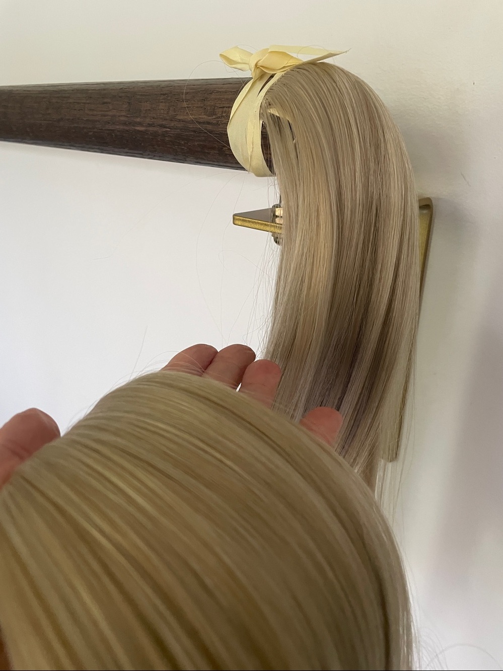 Blonde ponytail one color hair tie Velcro easy wear NWT NEW